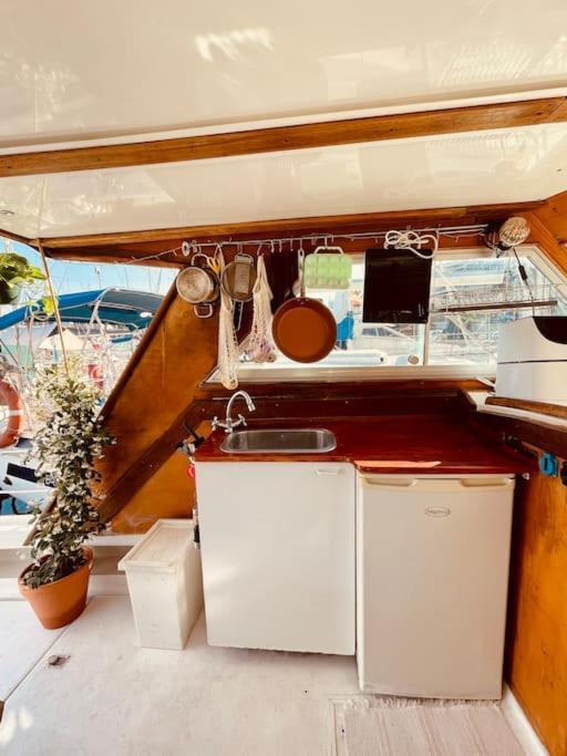 فندق Vintage Classic 70S Boat! سان أدريان دي بيزوس المظهر الخارجي الصورة