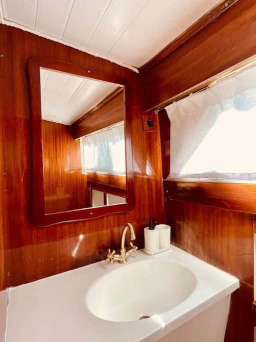 فندق Vintage Classic 70S Boat! سان أدريان دي بيزوس المظهر الخارجي الصورة