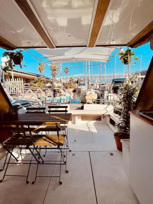 فندق Vintage Classic 70S Boat! سان أدريان دي بيزوس المظهر الخارجي الصورة
