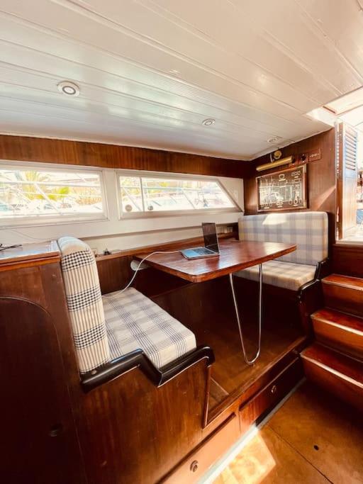 فندق Vintage Classic 70S Boat! سان أدريان دي بيزوس المظهر الخارجي الصورة