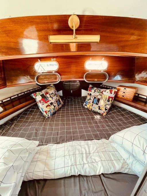 فندق Vintage Classic 70S Boat! سان أدريان دي بيزوس المظهر الخارجي الصورة