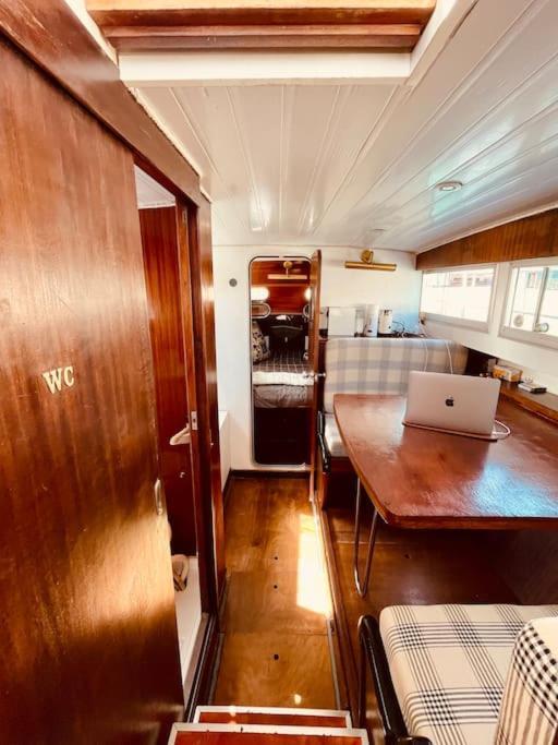 فندق Vintage Classic 70S Boat! سان أدريان دي بيزوس المظهر الخارجي الصورة