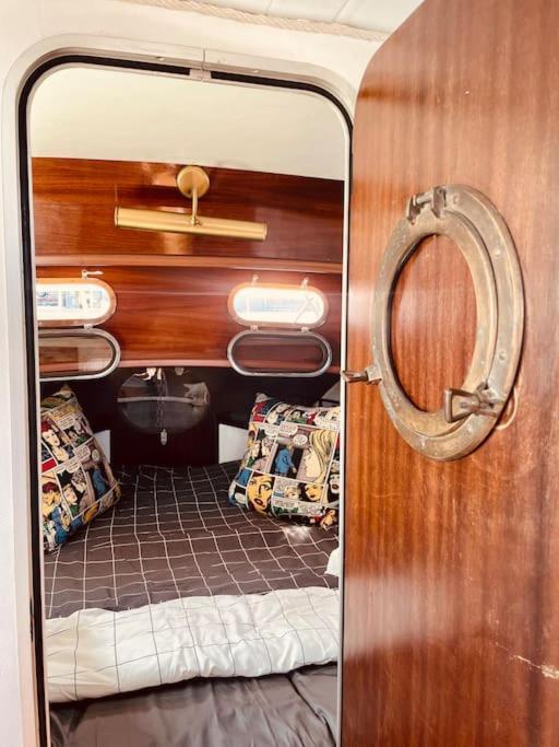 فندق Vintage Classic 70S Boat! سان أدريان دي بيزوس المظهر الخارجي الصورة